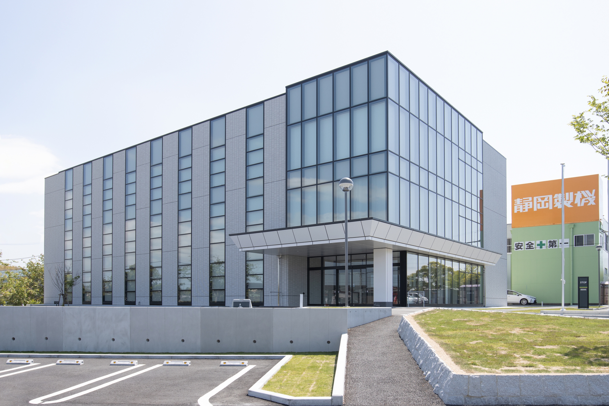 本社社屋ご新築に伴うオフィス家具の搬入・会議室施工事例