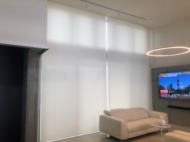 電動ロールスクリーンを取り付けました