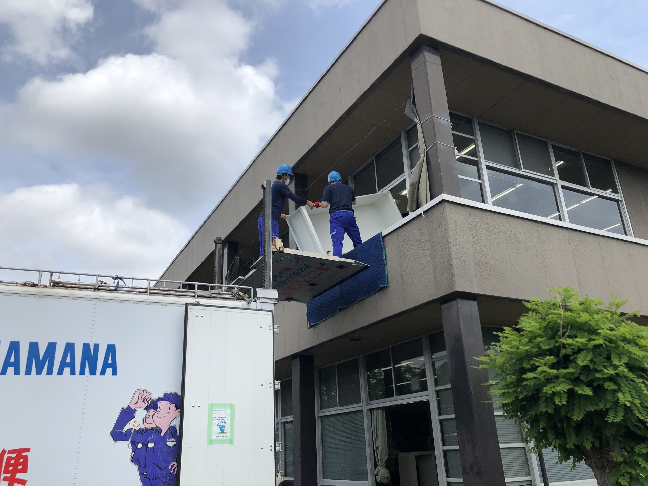 オフィス移転、昇降車を使い効率化！