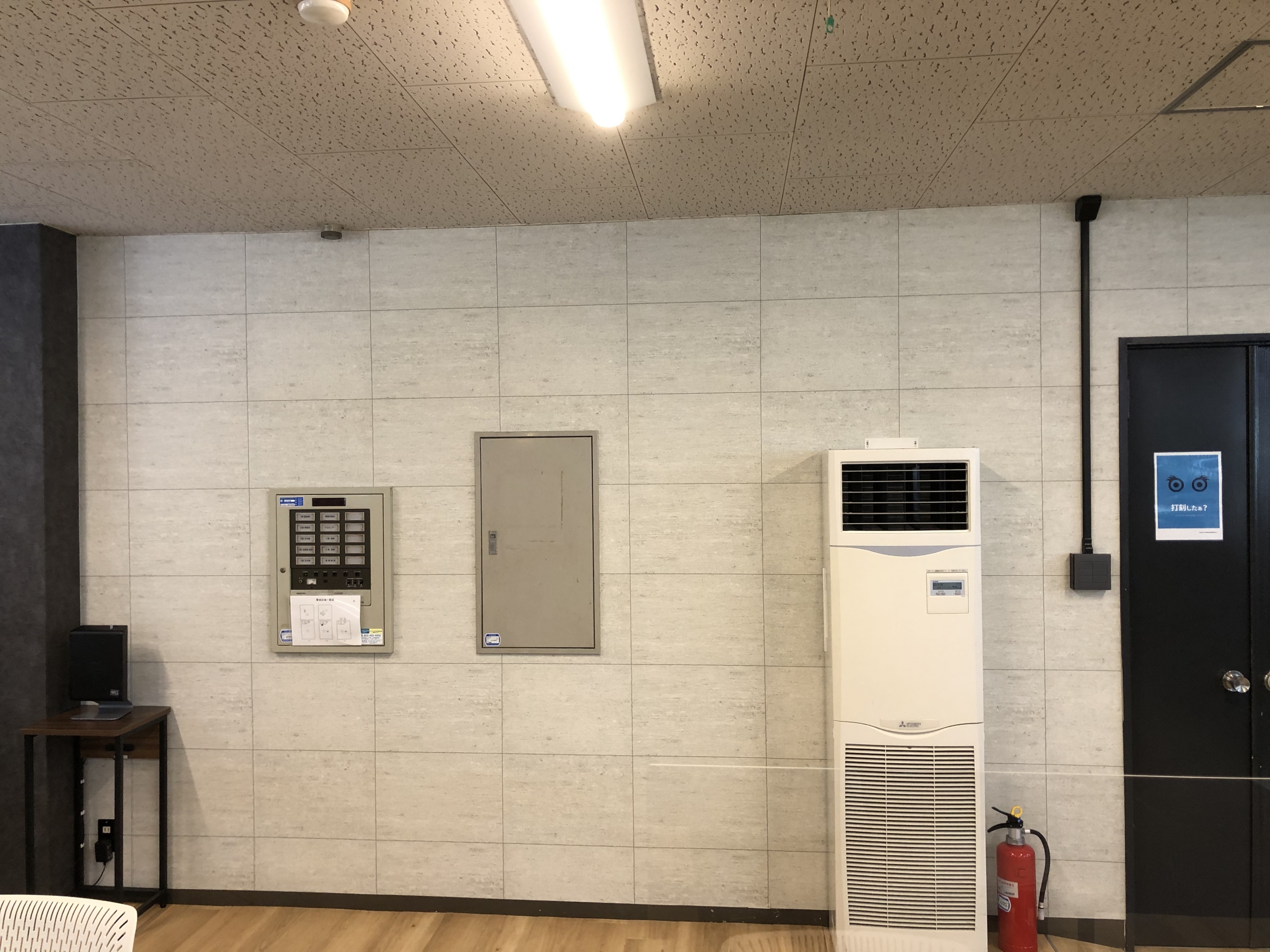 個性的な壁紙を貼って企業イメージアップ！