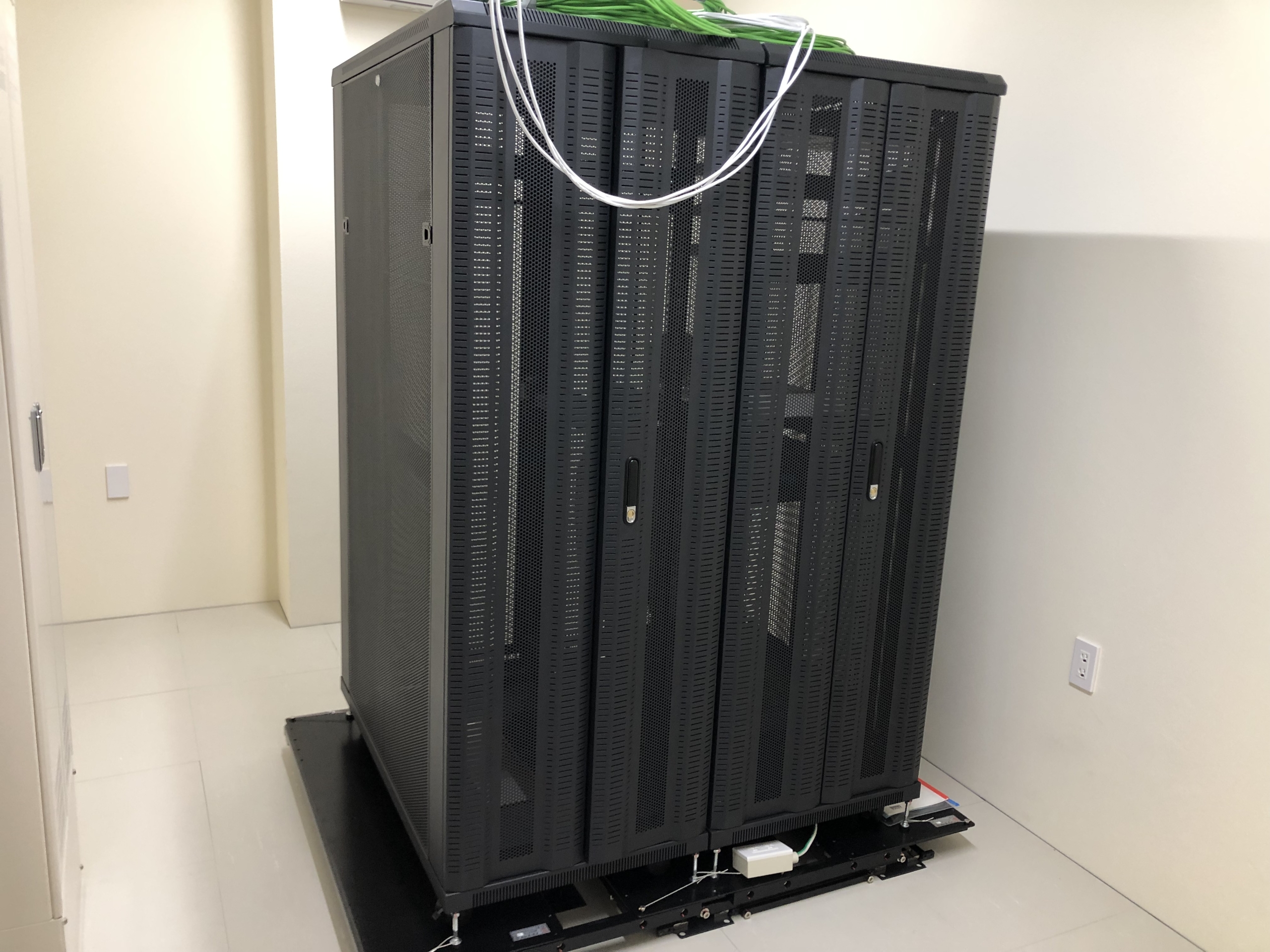 床免振ベース＋サーバーラック施工設置工事