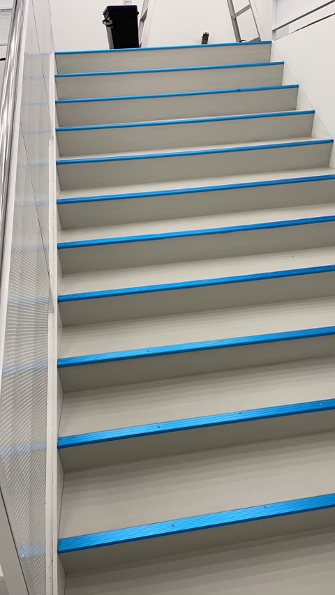 階段汚れていませんか？