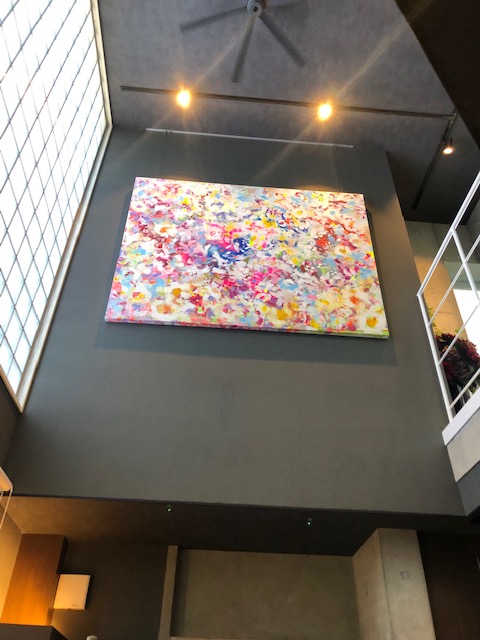 わーお！吹き抜け部絵画取り付け