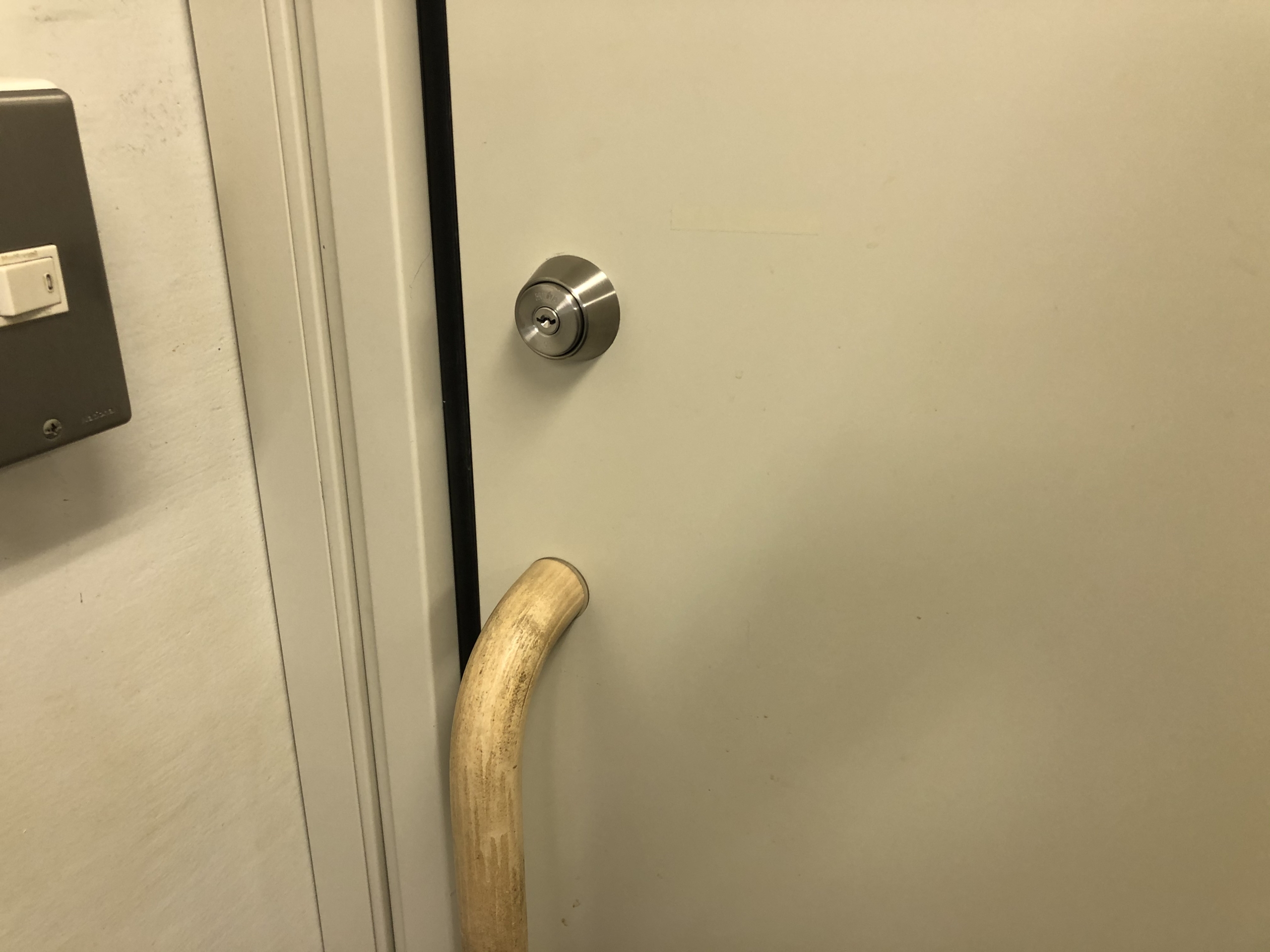 扉の鍵は簡単に交換することができます！