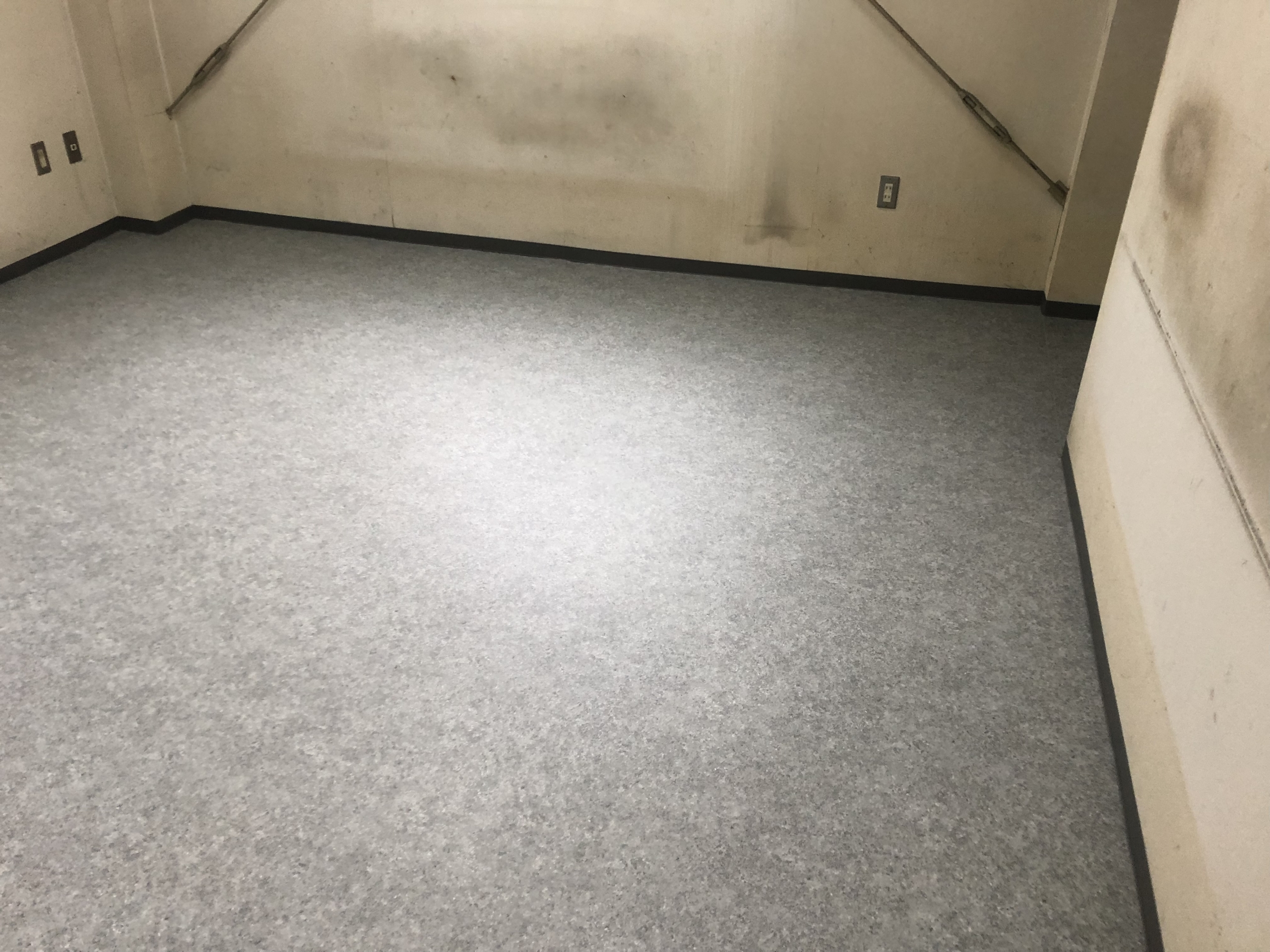 【床工事】工場の床に防滑性シートを施工しました。
