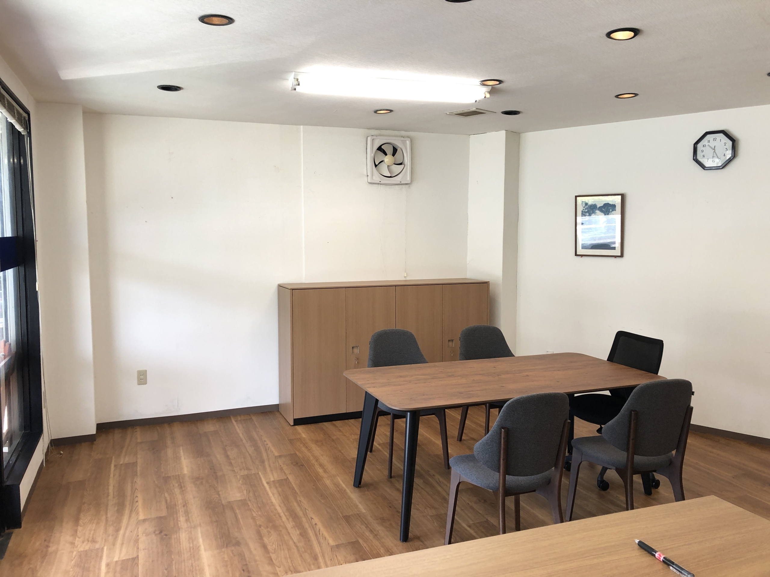 浜松　オフィスリニューアル　床工事とオフィス家具の搬入設置