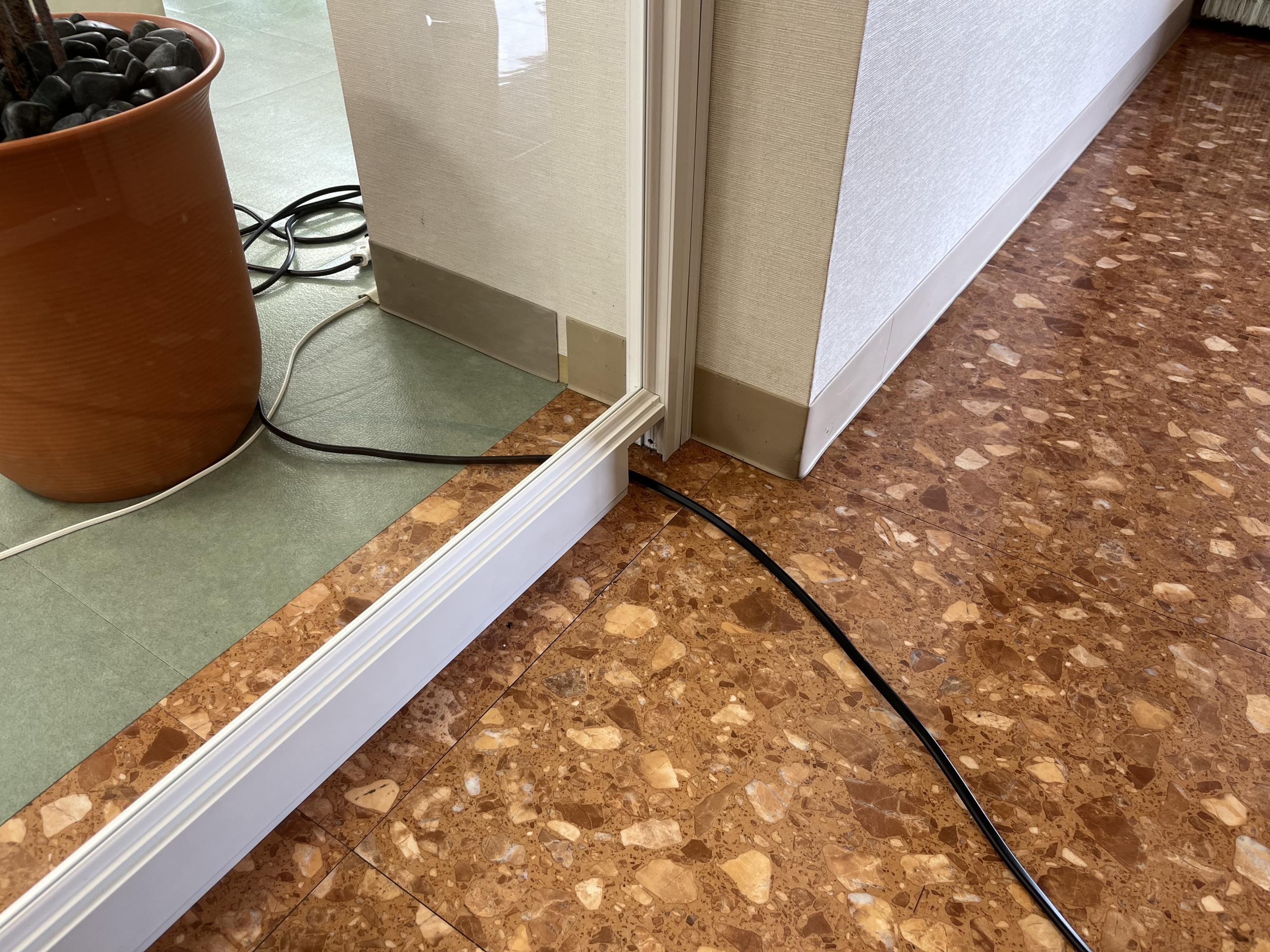 浜松　パーティションの穴あけ工事