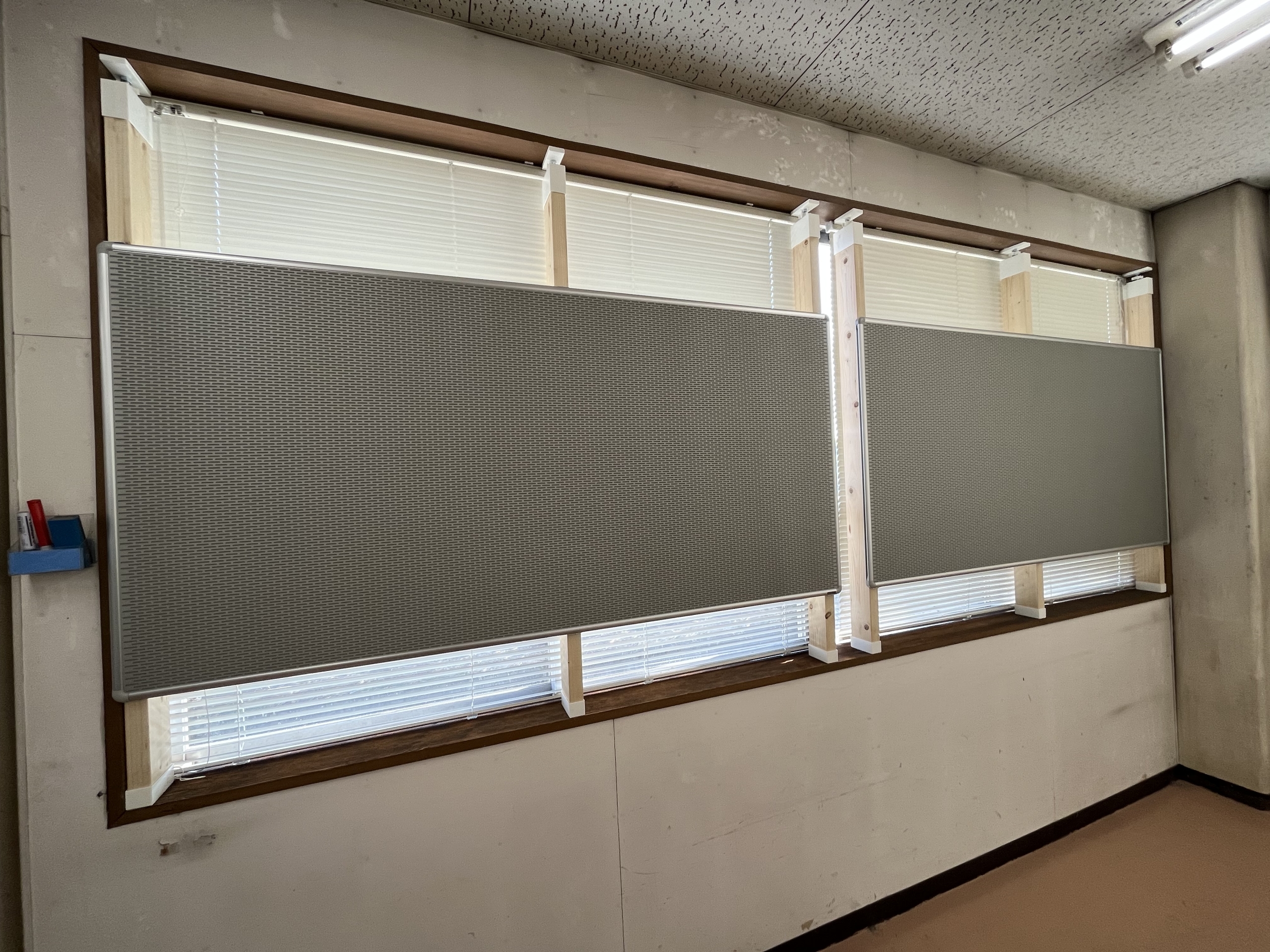【掲示板取付工事】窓枠にも掲示板が取り付けられます！