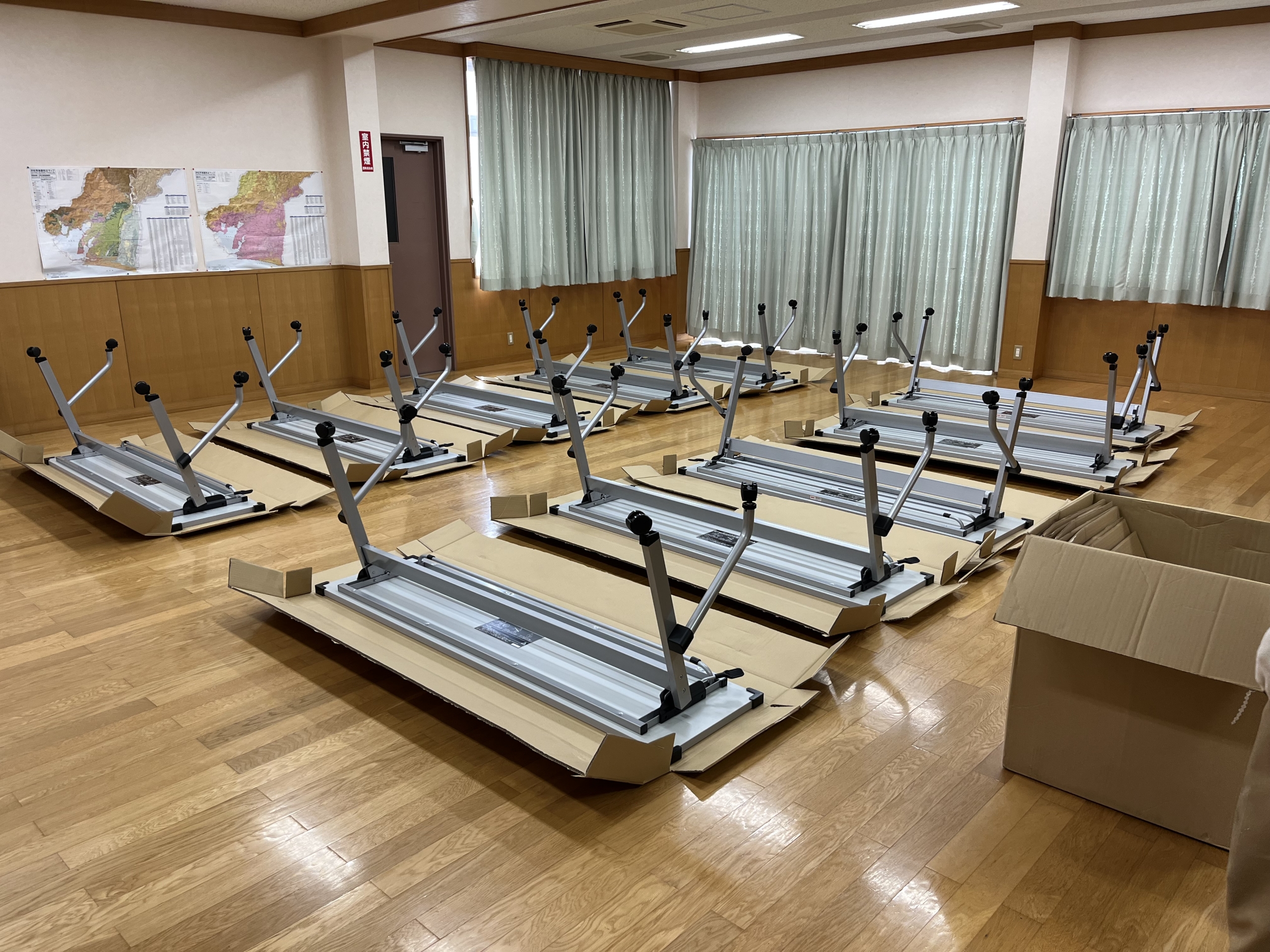 オフィス家具の会議テーブルを浜松市内のお客様にご納品