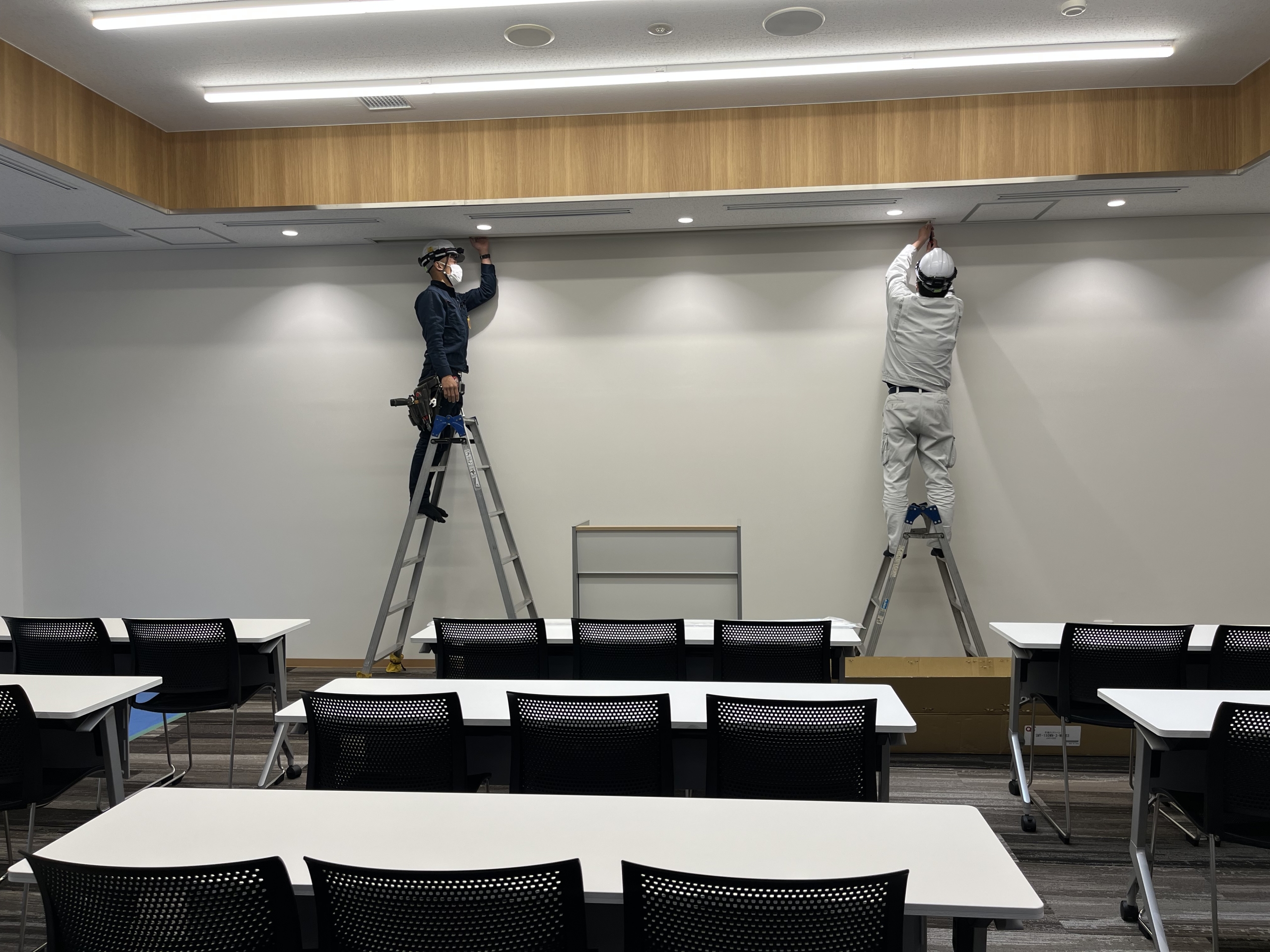 【プロジェクター工事】スクリーン設置作業