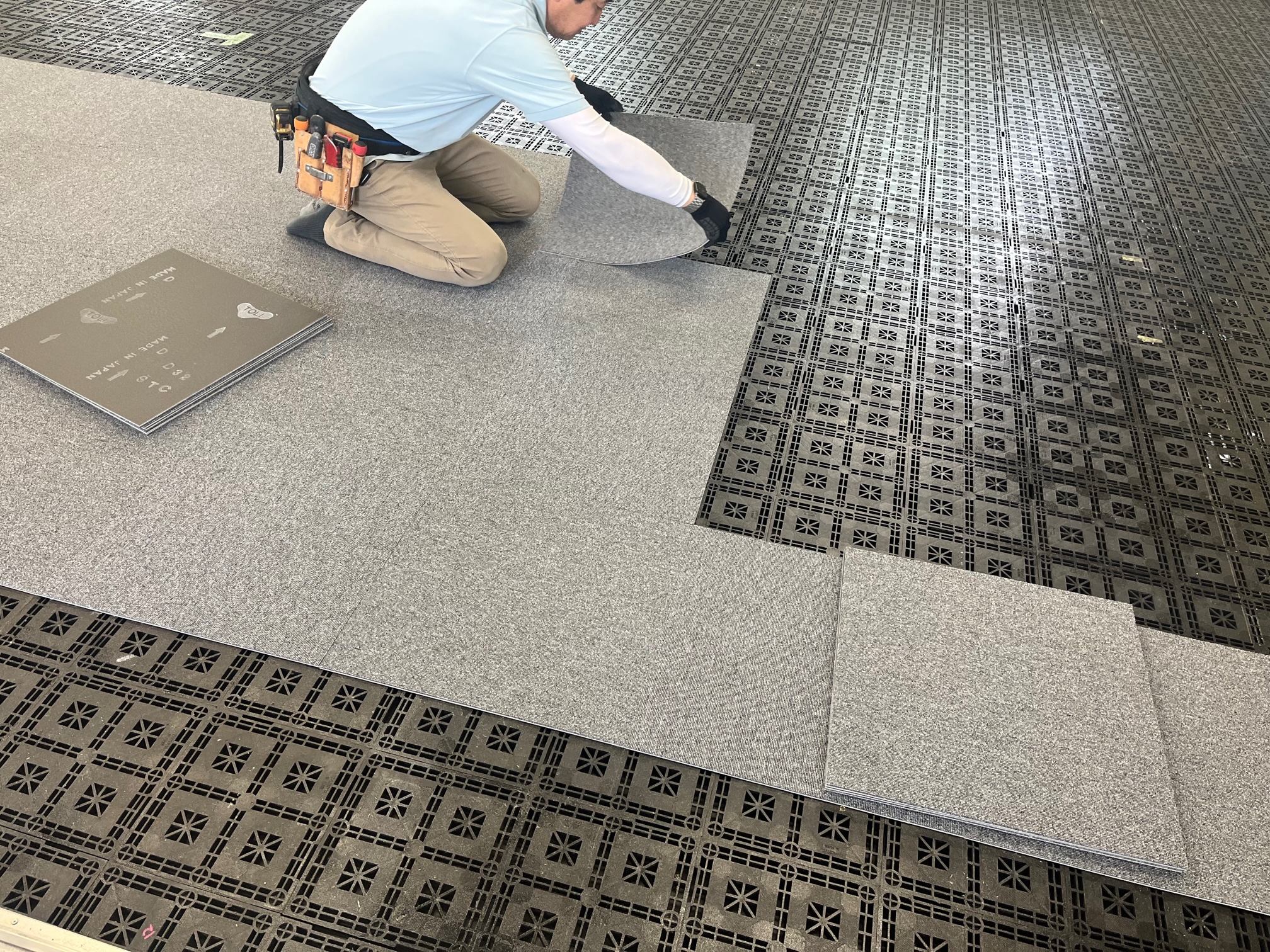 浜松市内 内装工事・タイルカーペット貼替作業を行いました。