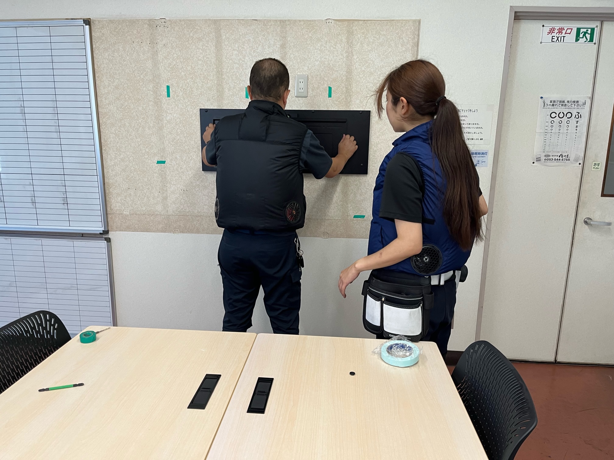大型ディスプレイ取付工事を行いました