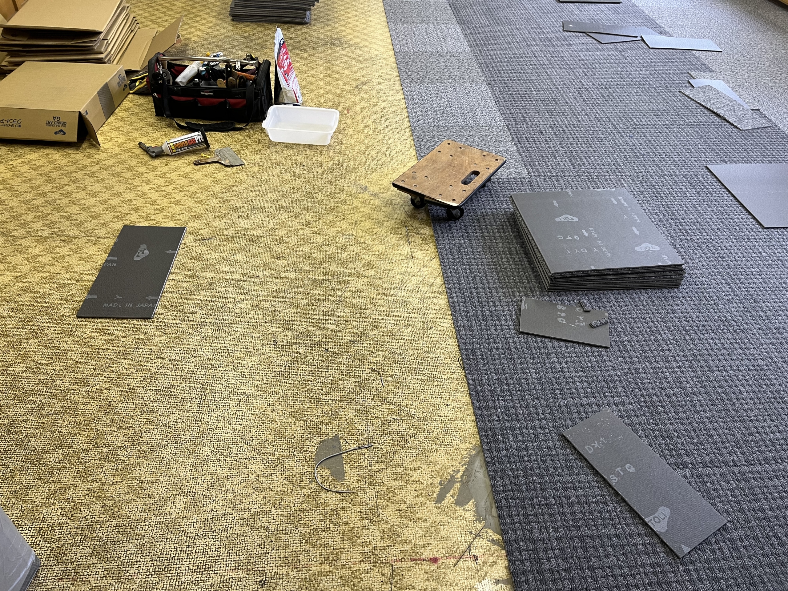 浜松市のお客様先でタイルカーペット貼り工事を行いました