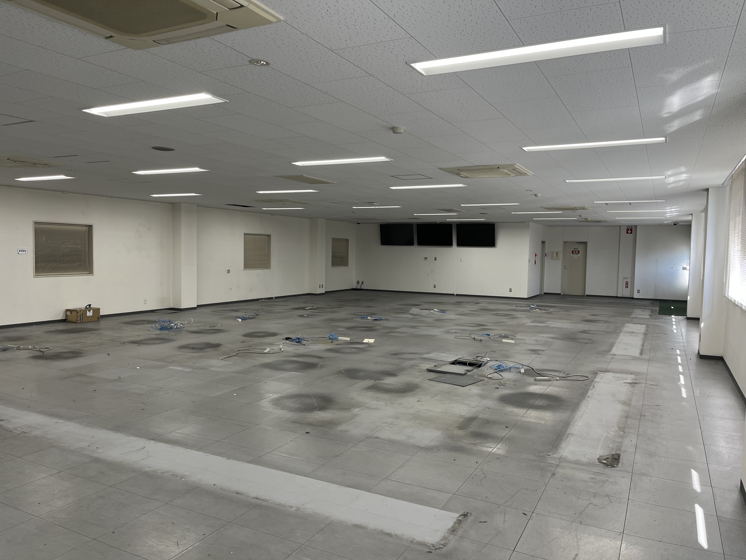 オフィス家具の解体と廃棄と移設。