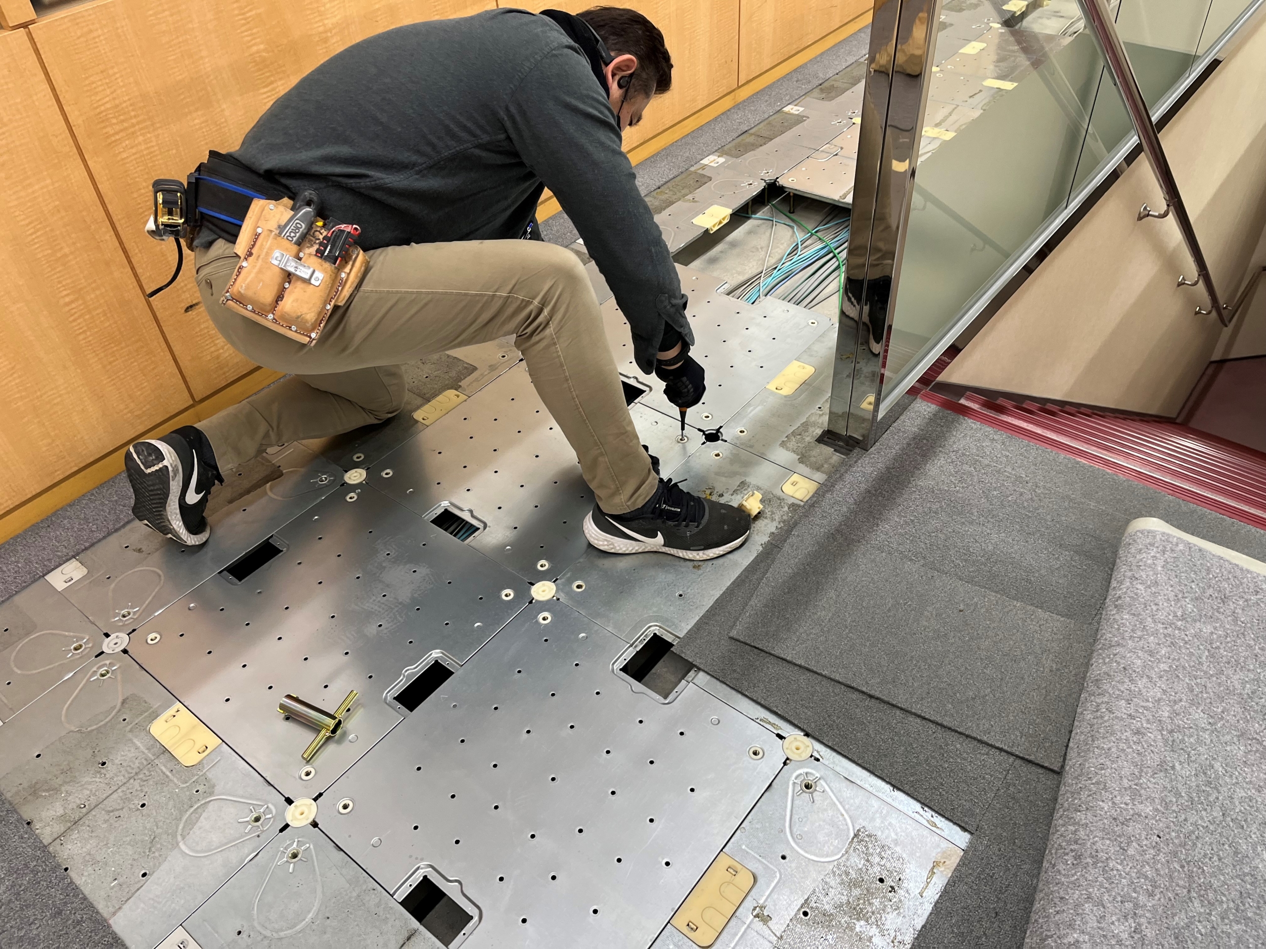 浜松市内のお客様にて OAフロア修繕行いました。