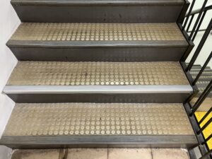 ノンスリップ金物交換後