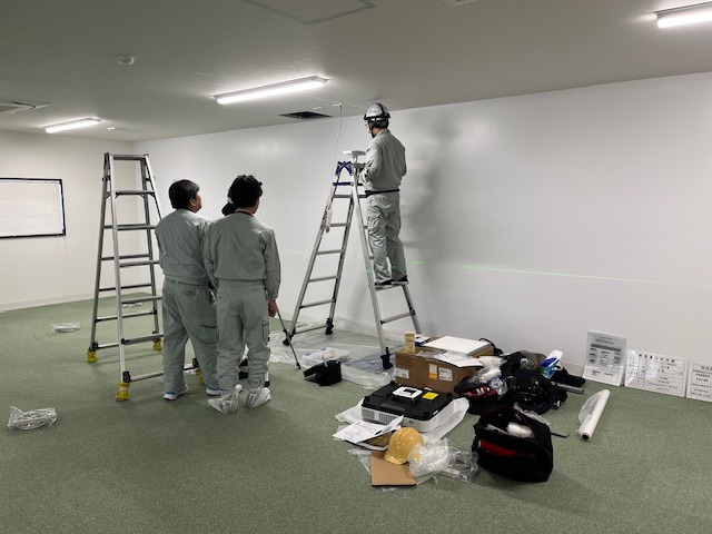 短焦点プロジェクター設置工事 施工中画像