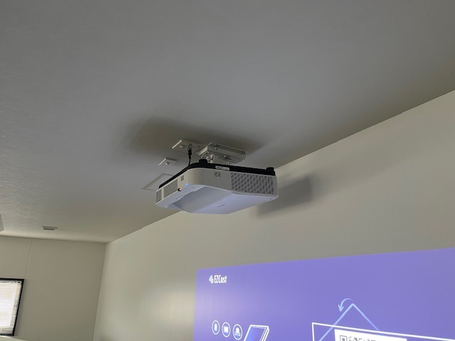 短焦点プロジェクター設置工事 施工中画像